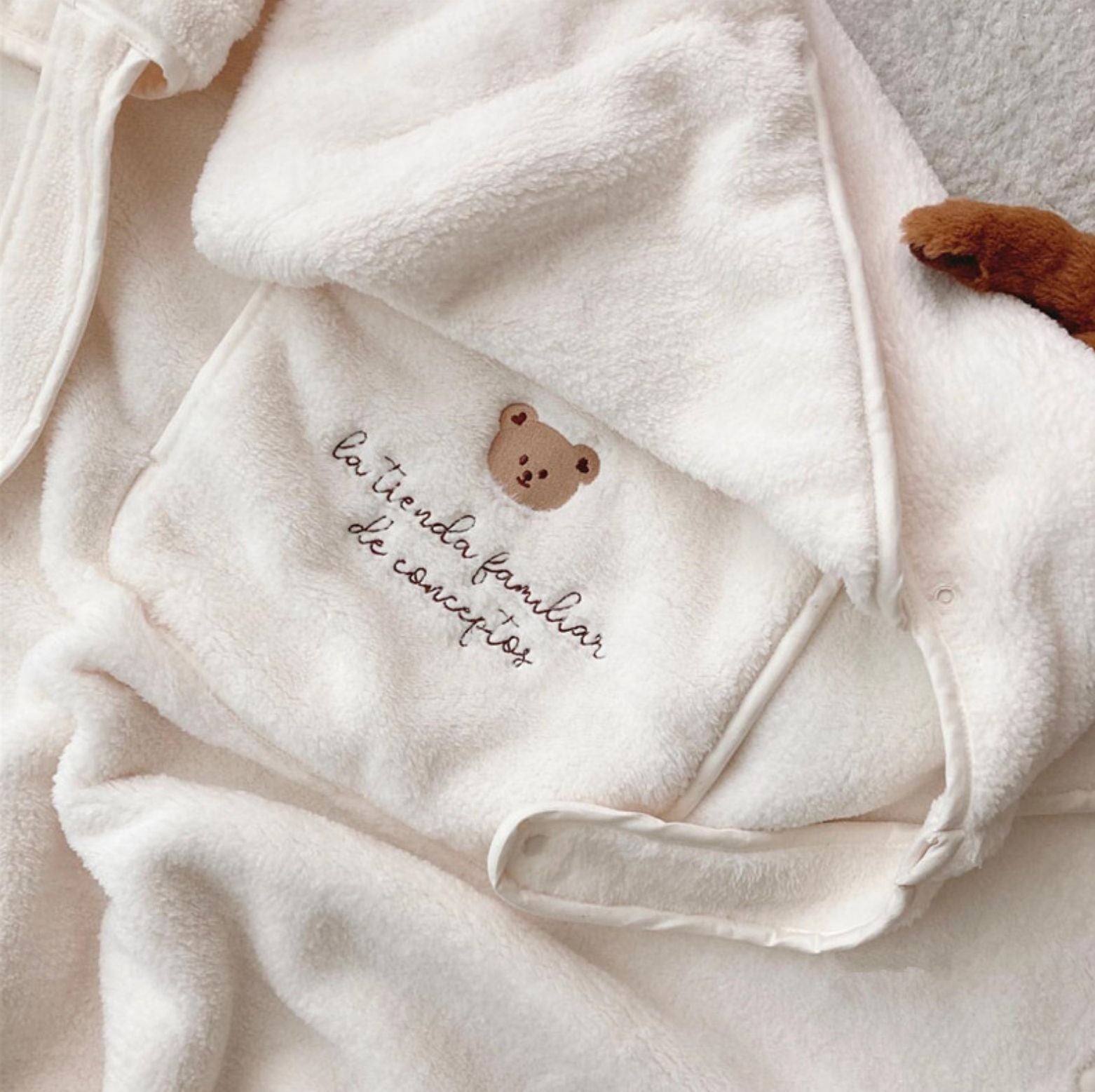 Embroidered Bear Baby Carrier Blanket, Windproof Stroller Warm Blanket, Portable Cover, Suitable for All Seasons