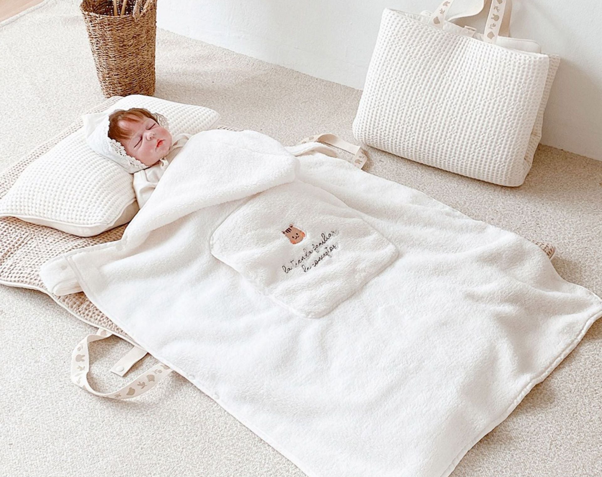 Embroidered Bear Baby Carrier Blanket, Windproof Stroller Warm Blanket, Portable Cover, Suitable for All Seasons