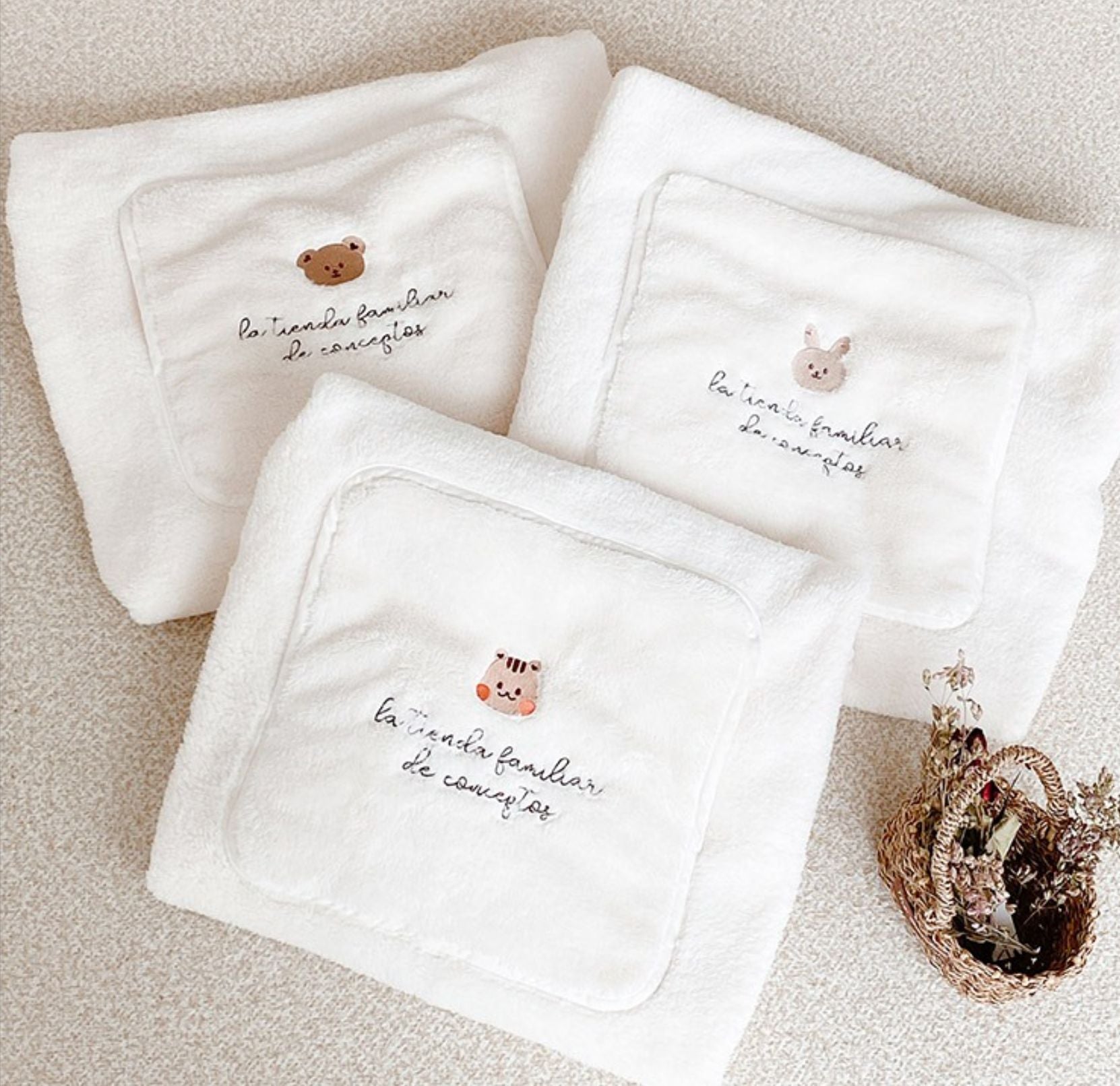 Embroidered Bear Baby Carrier Blanket, Windproof Stroller Warm Blanket, Portable Cover, Suitable for All Seasons
