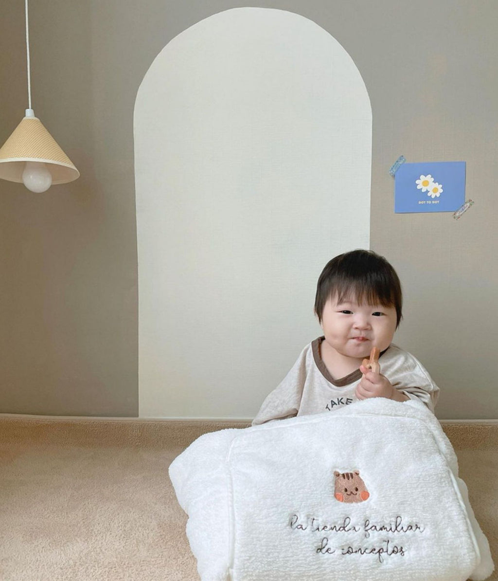 Embroidered Bear Baby Carrier Blanket, Windproof Stroller Warm Blanket, Portable Cover, Suitable for All Seasons